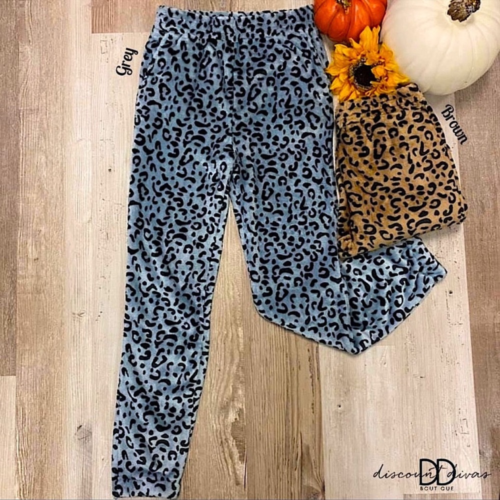 🍒BOGO50%🍒🆕🩶HYFVE: GRAY Fuzzy Animal Print Sweats LARGE